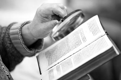 速速查  在时光的流转中，明眸承载着生命的故事与憧憬。但随着年龄的增长，眼睛也会“闹脾气”——老花眼真的提前了吗?