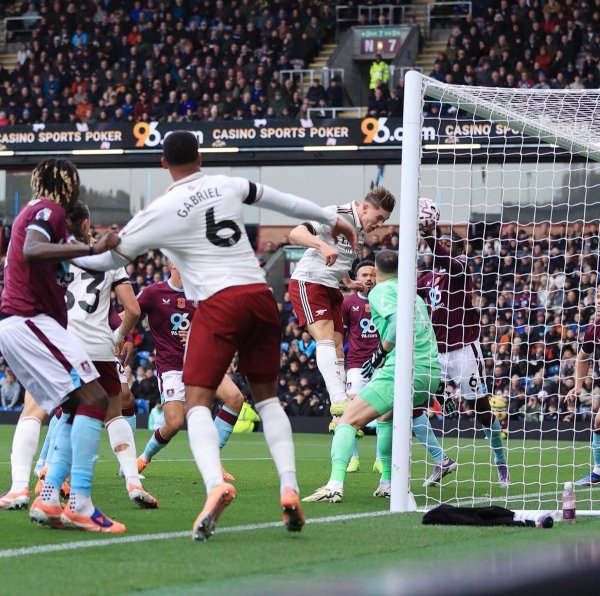 启天配资 加布里埃尔英超生涯已直接参与21球，为同期中卫最多